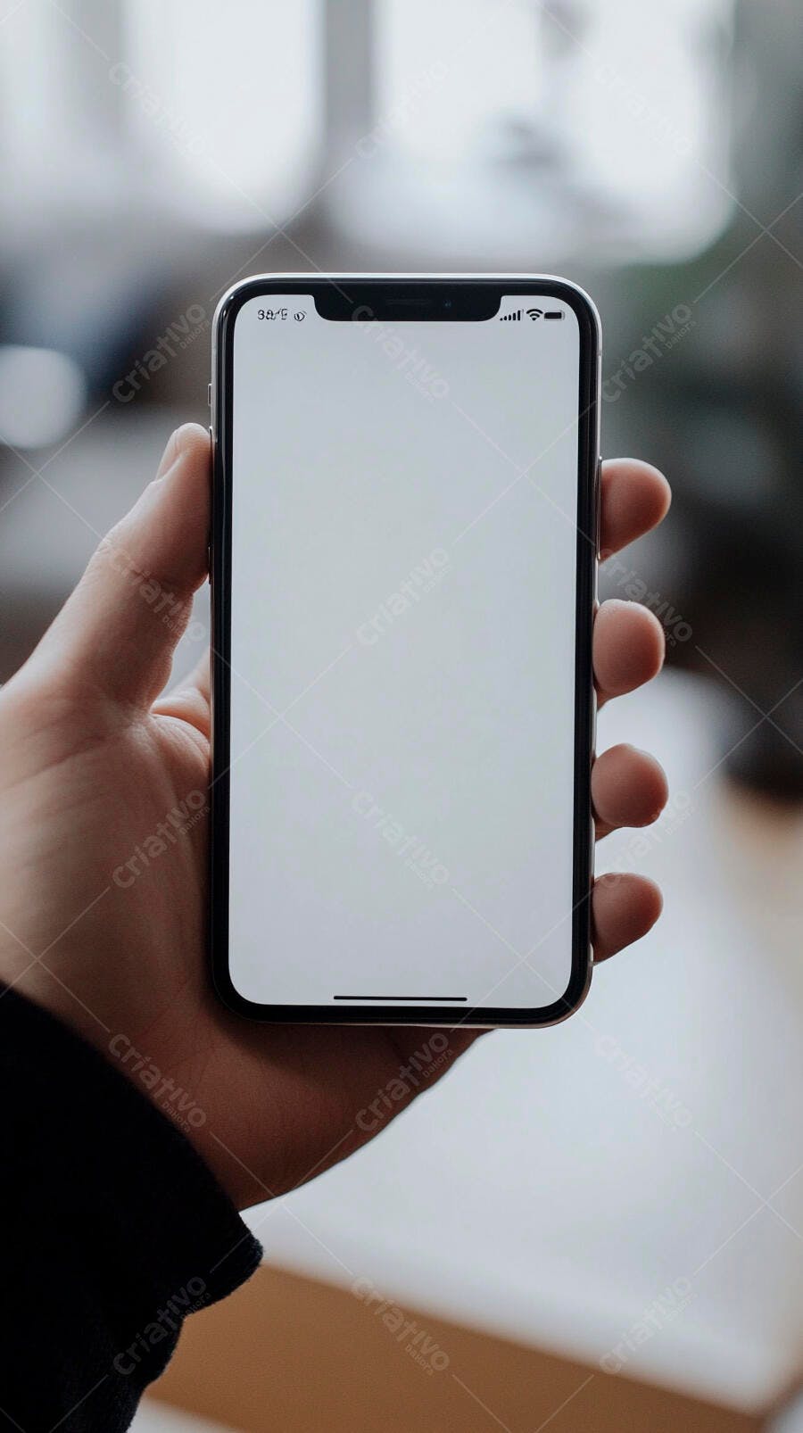 Mão segurando smartphone moderno com tela branca em fundo desfocado minimalista