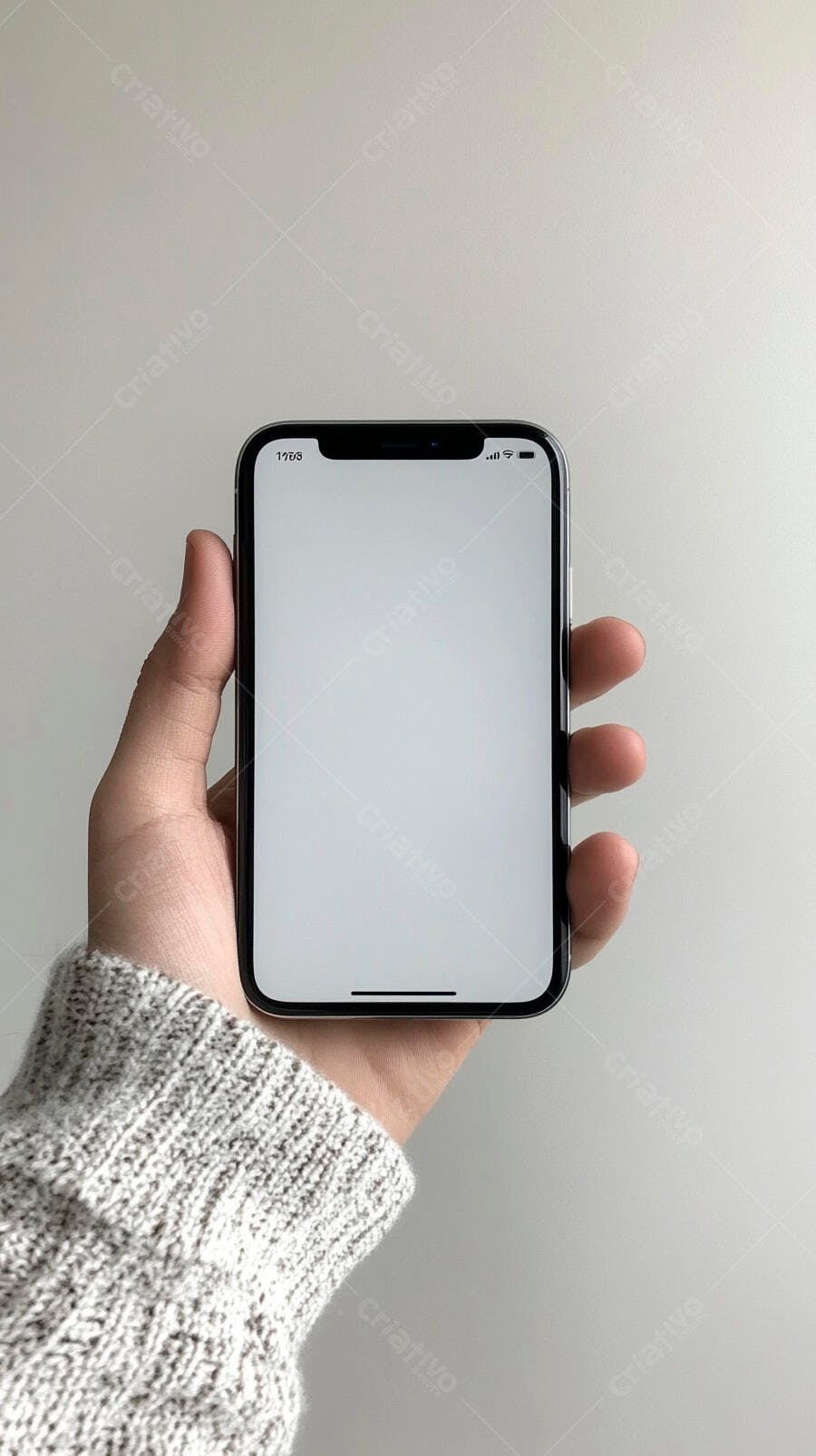 Mão segurando smartphone com tela branca mockup digital
