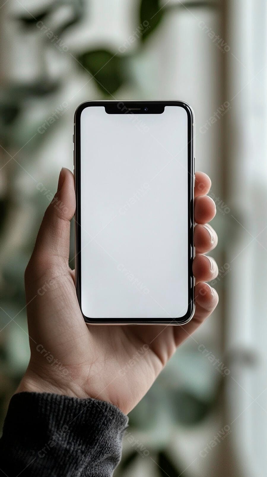 Mão segurando smartphone moderno com tela branca para mockup digital