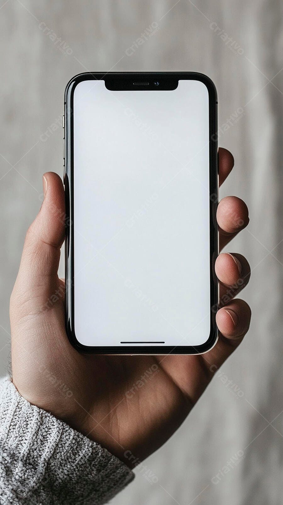 Mão segurando smartphone com tela branca para mockup