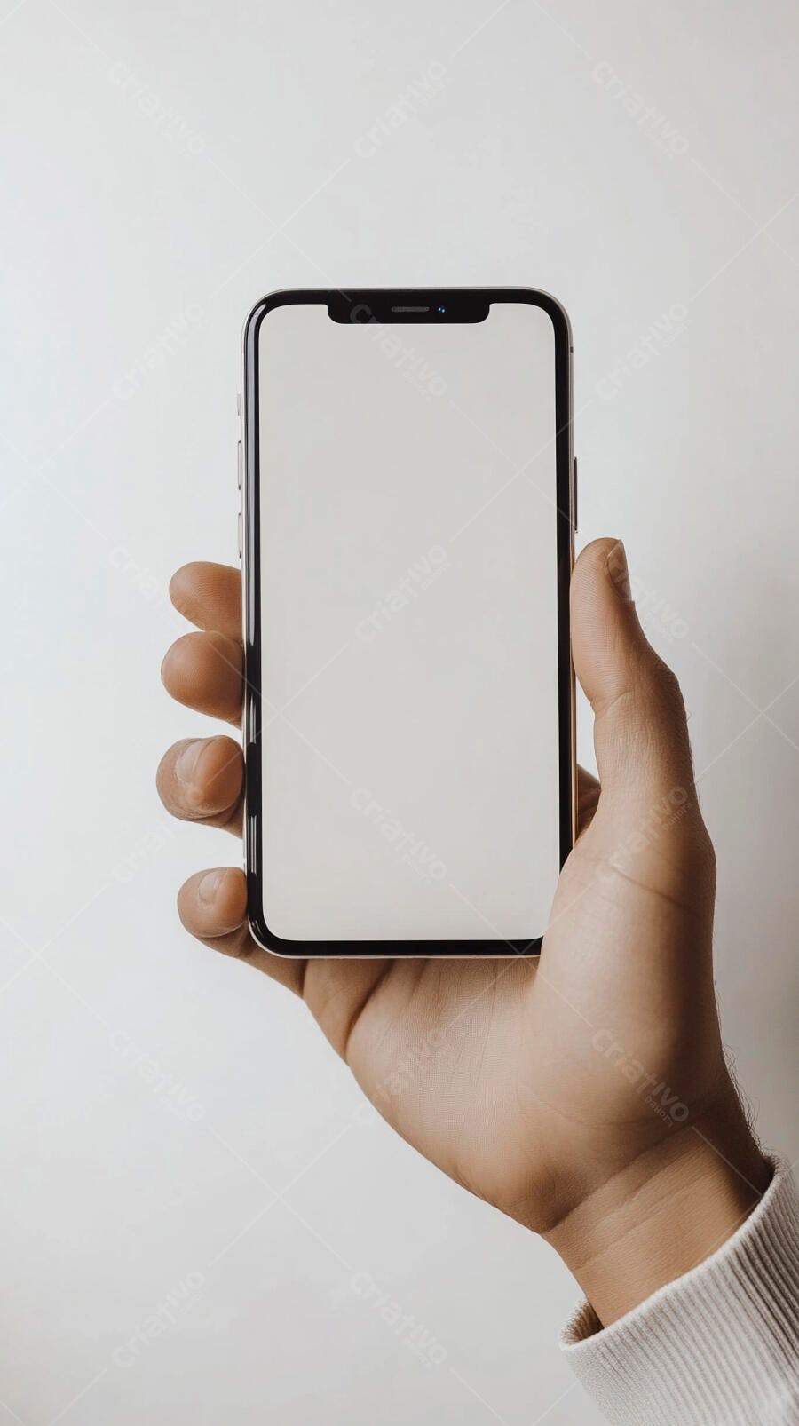 Mão adulta segurando smartphone moderno com tela branca em fundo claro para mockup