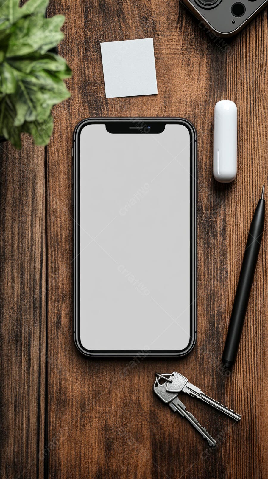 Smartphone tela branca sobre mesa de madeira com caneta fone e chaves