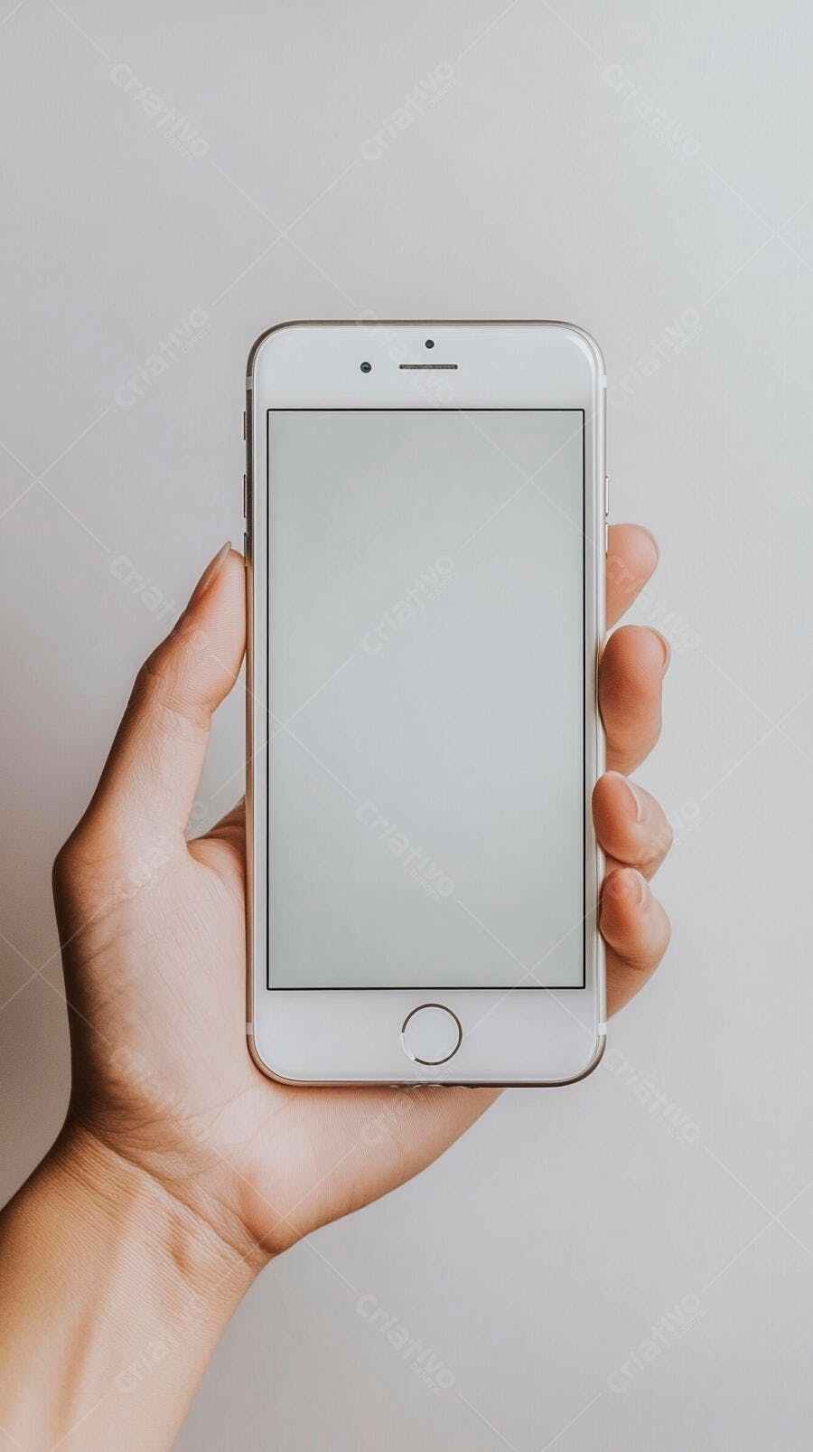 Mão segurando smartphone branco com tela vazia para mockup em fundo claro