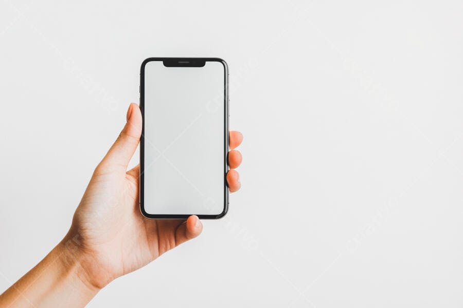 Mão feminina segurando smartphone com tela branca em fundo claro