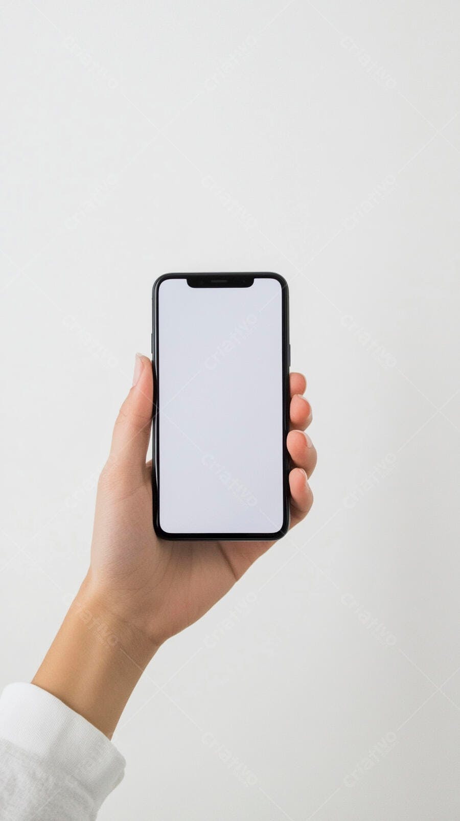 Mão segurando smartphone com tela branca mockup em fundo minimalista