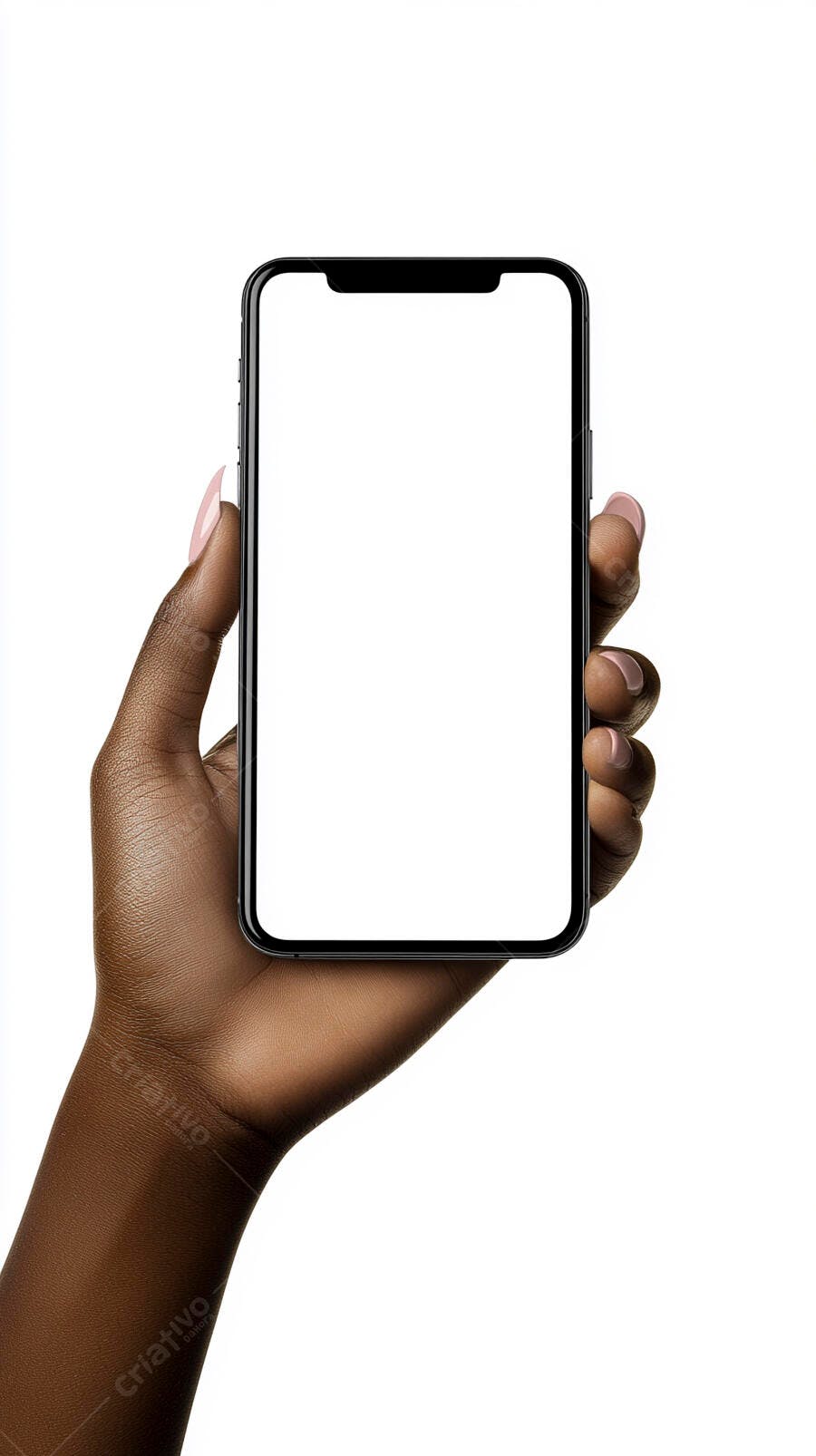 Mão feminina afro-americana segurando smartphone preto com tela branca mockup