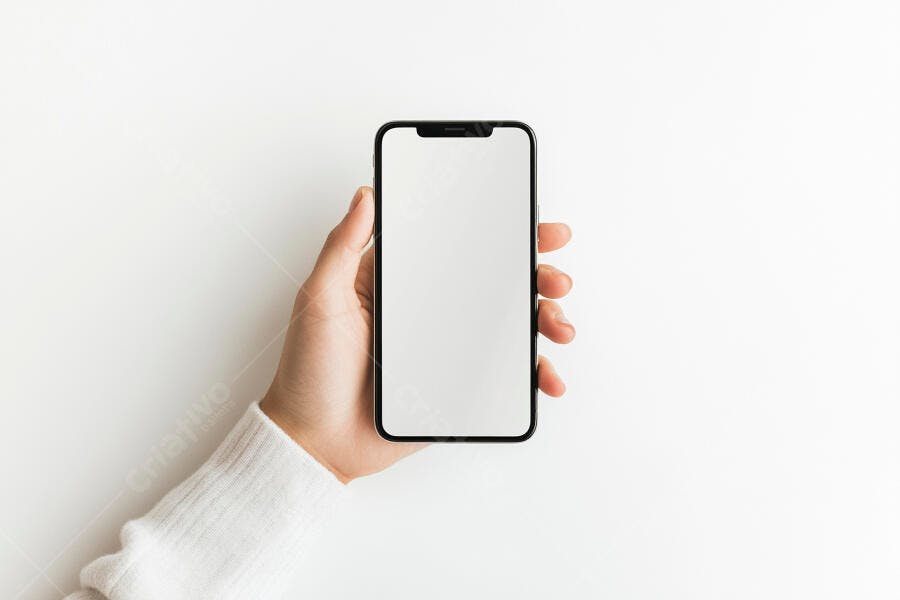 Mão feminina segurando smartphone preto tela branca fundo minimalista