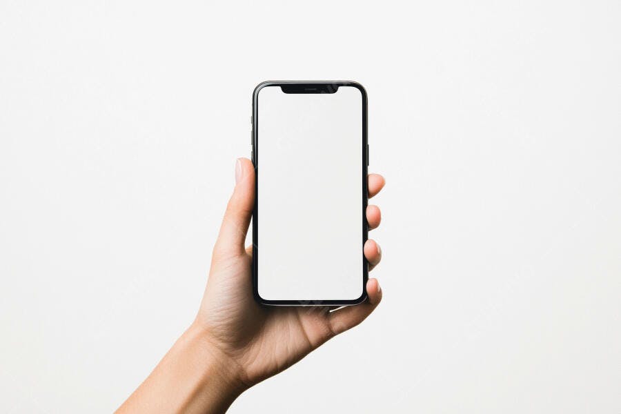 Mão segurando smartphone preto com tela branca em fundo minimalista