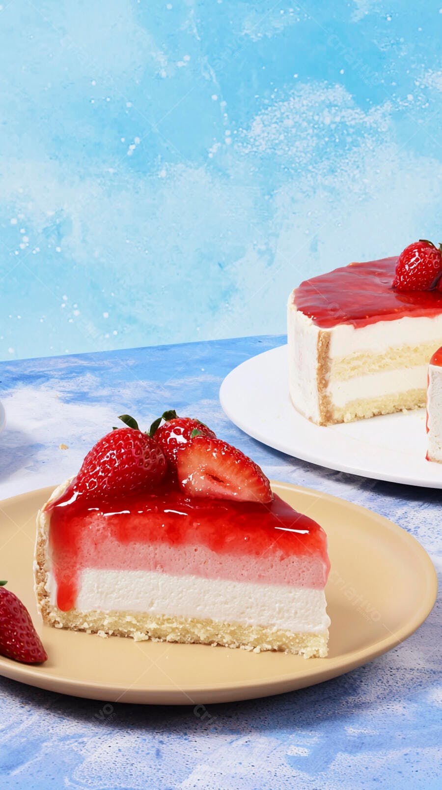Fatia de bolo de morango fresco com cobertura vermelha e fundo azul vibrante