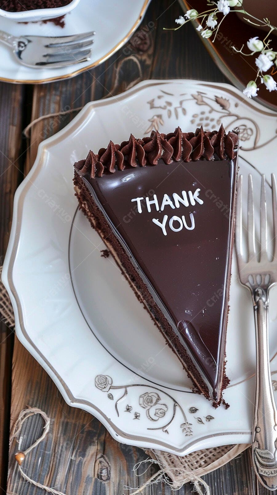 Fatia de bolo de chocolate com Thank You em prato elegante sobre mesa de madeira