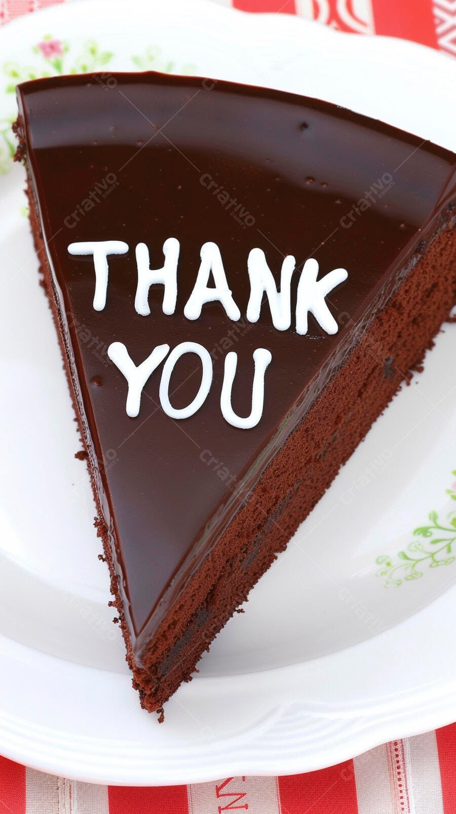 Fatia de bolo de chocolate com cobertura e "Thank You" em glacê branco