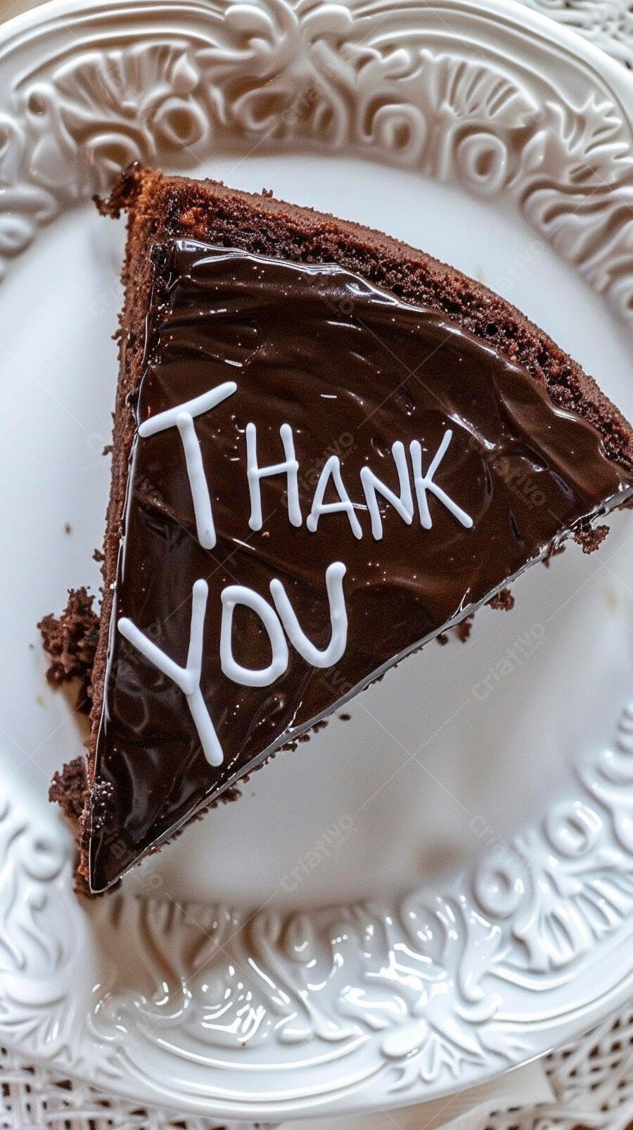 Fatia de bolo de chocolate com glacê "Thank You" em prato branco decorado