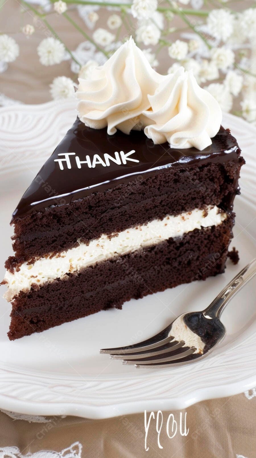 Bolo de chocolate com recheio cremoso e "THANK" decorado