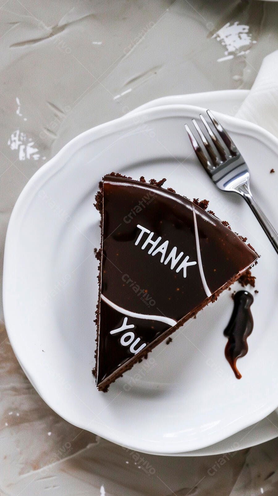 Bolo de chocolate com mensagem Thank You em prato branco
