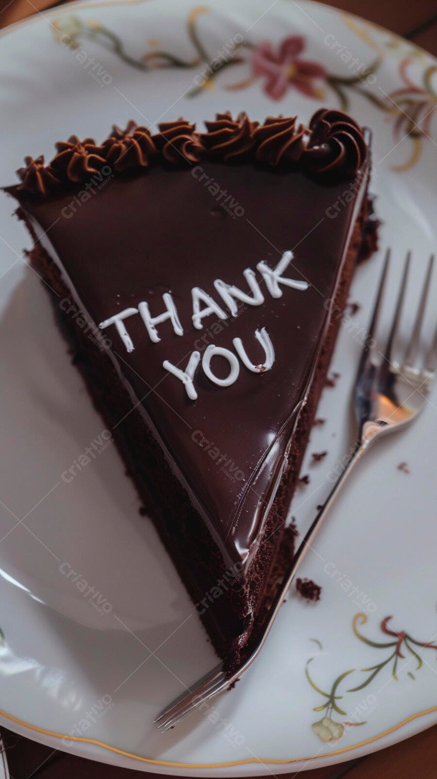 Bolo de chocolate escuro com mensagem Thank You em prato decorado e garfo metálico