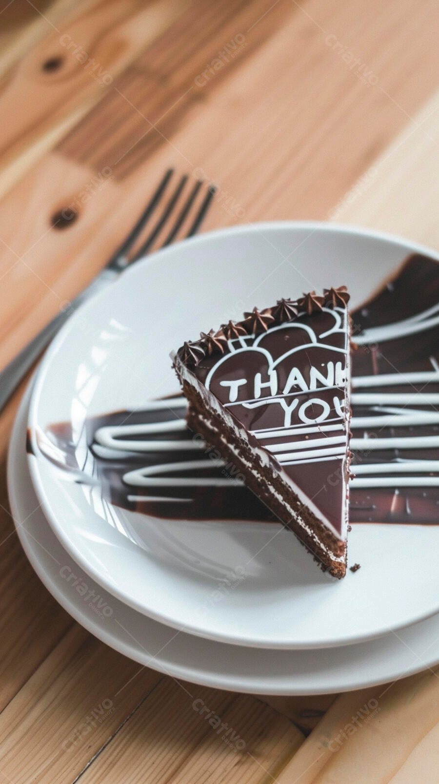 Fatia de bolo de chocolate com mensagem Thank You em prato branco sobre mesa de madeira