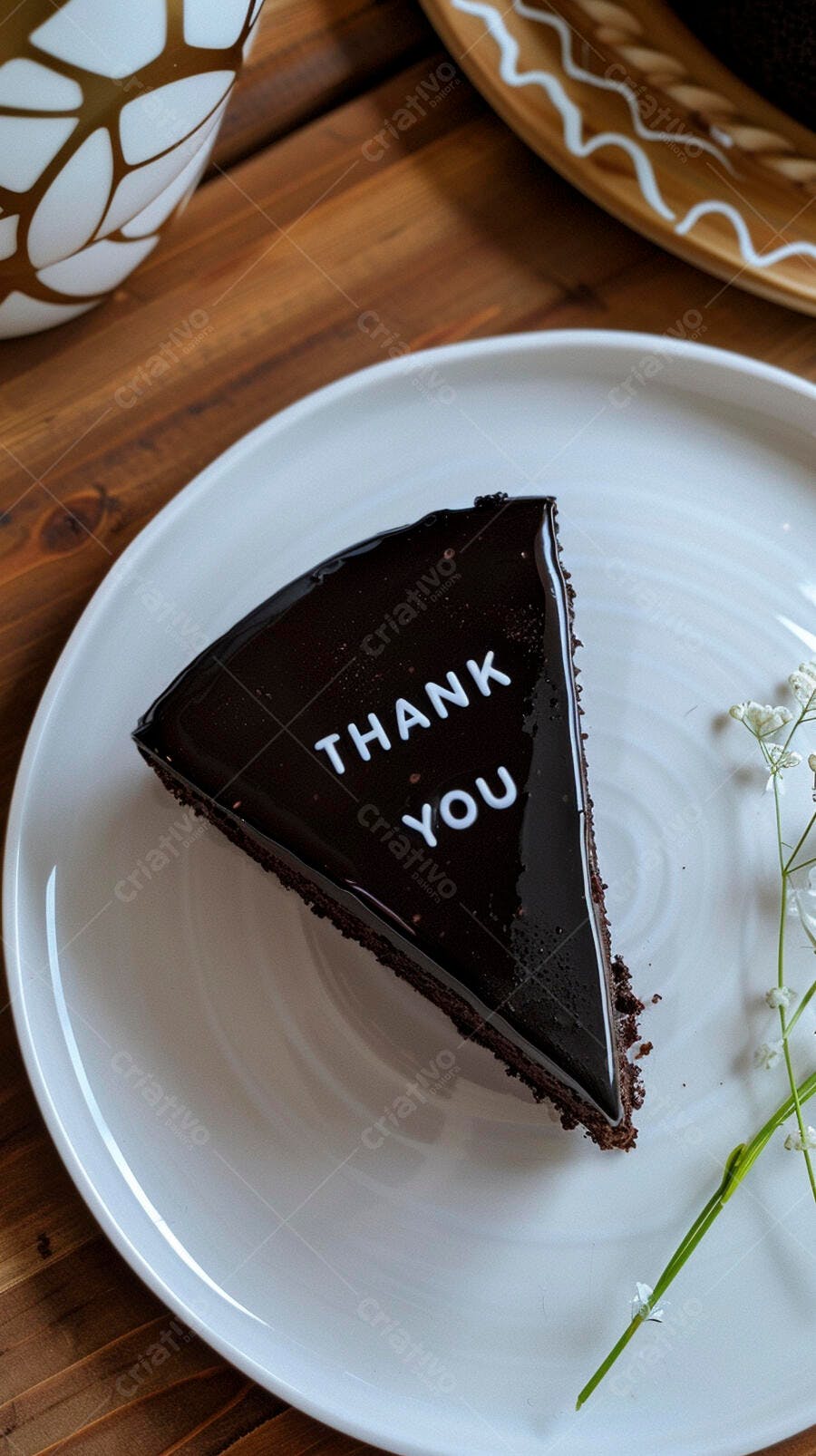 Fatia de bolo de chocolate com mensagem Thank You em mesa de madeira