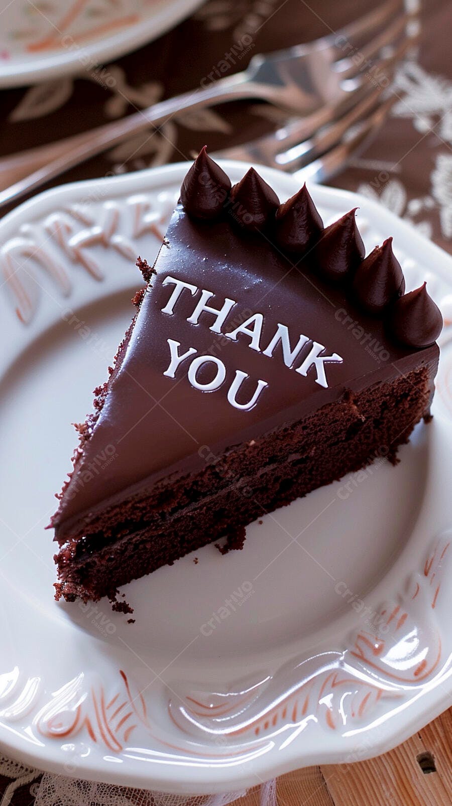 Fatia de bolo de chocolate com Thank You em um prato branco