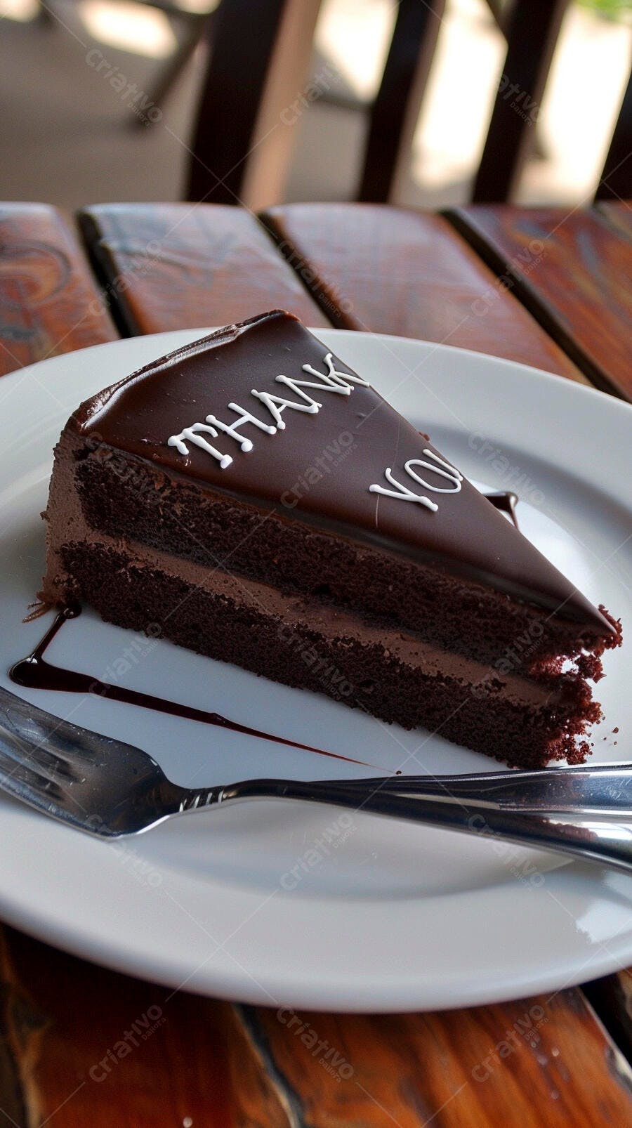 Bolo de chocolate com mensagem de agradecimento em mesa de madeira