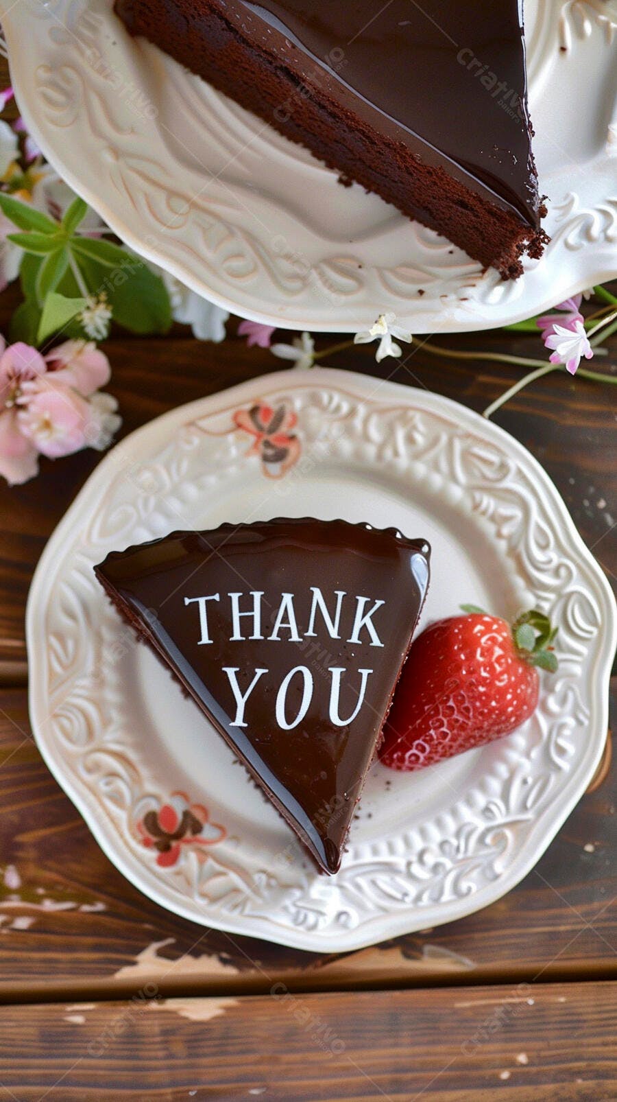 Bolo de chocolate com mensagem "THANK YOU" e morango fresco em prato branco rústico