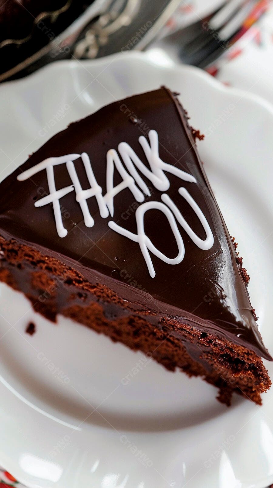 Bolo de chocolate escuro fatia com Thank You em prato branco