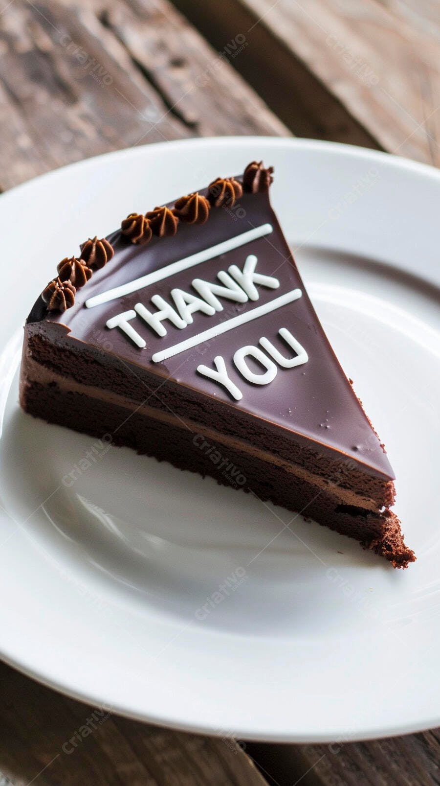 Fatia de bolo de chocolate com mensagem 'Thank You' no glacê em prato branco