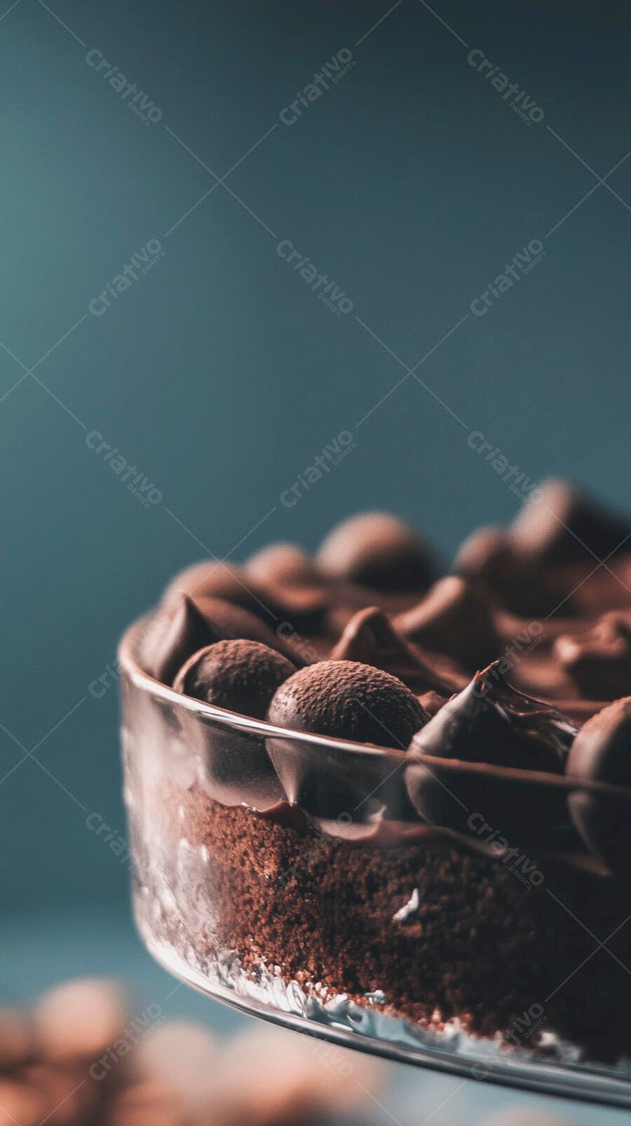 Sobremesa de chocolate em taça com trufas e fundo turquesa escuro