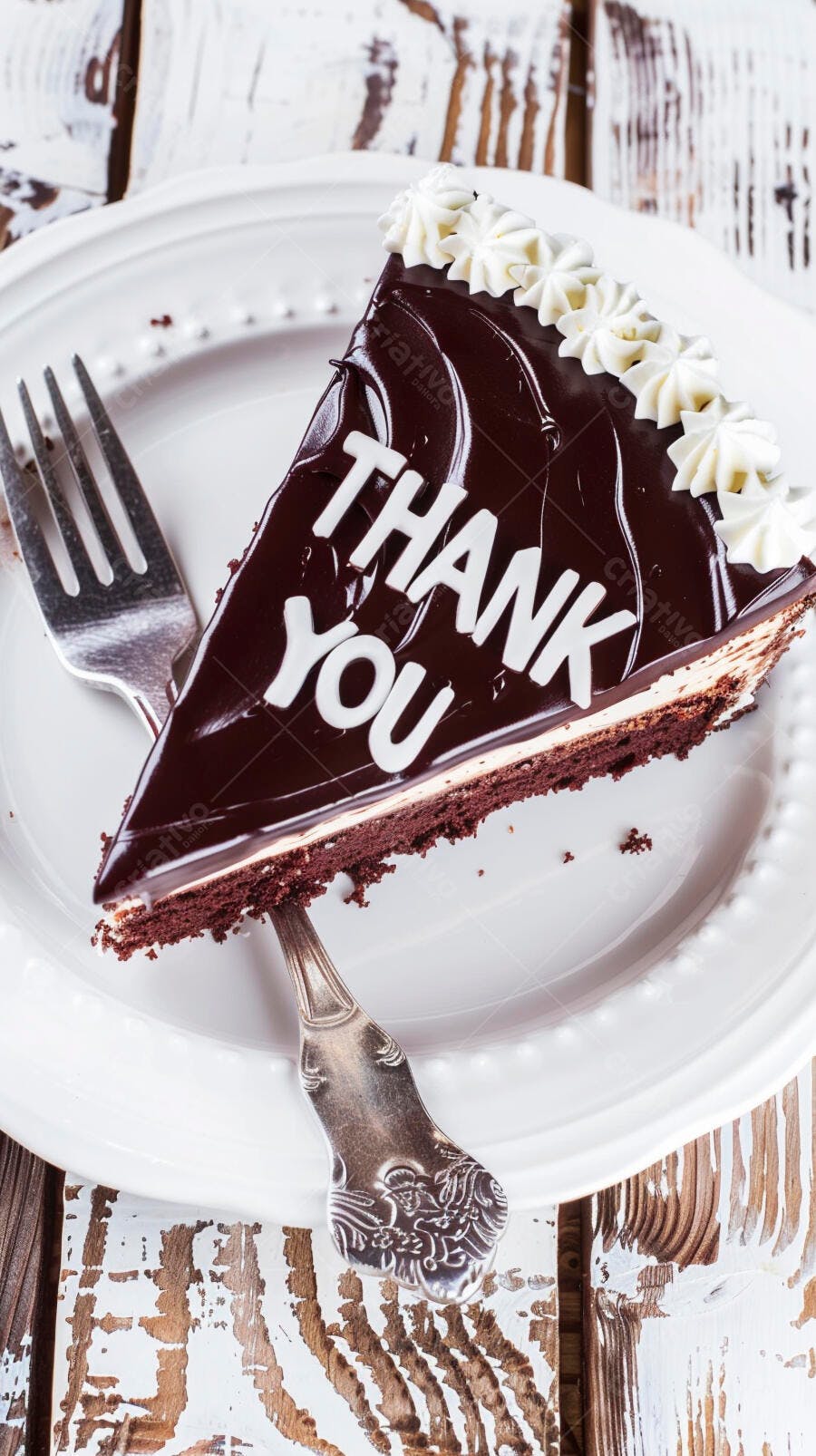 Fatia de bolo de chocolate com Thank You e cobertura branca em prato rústico