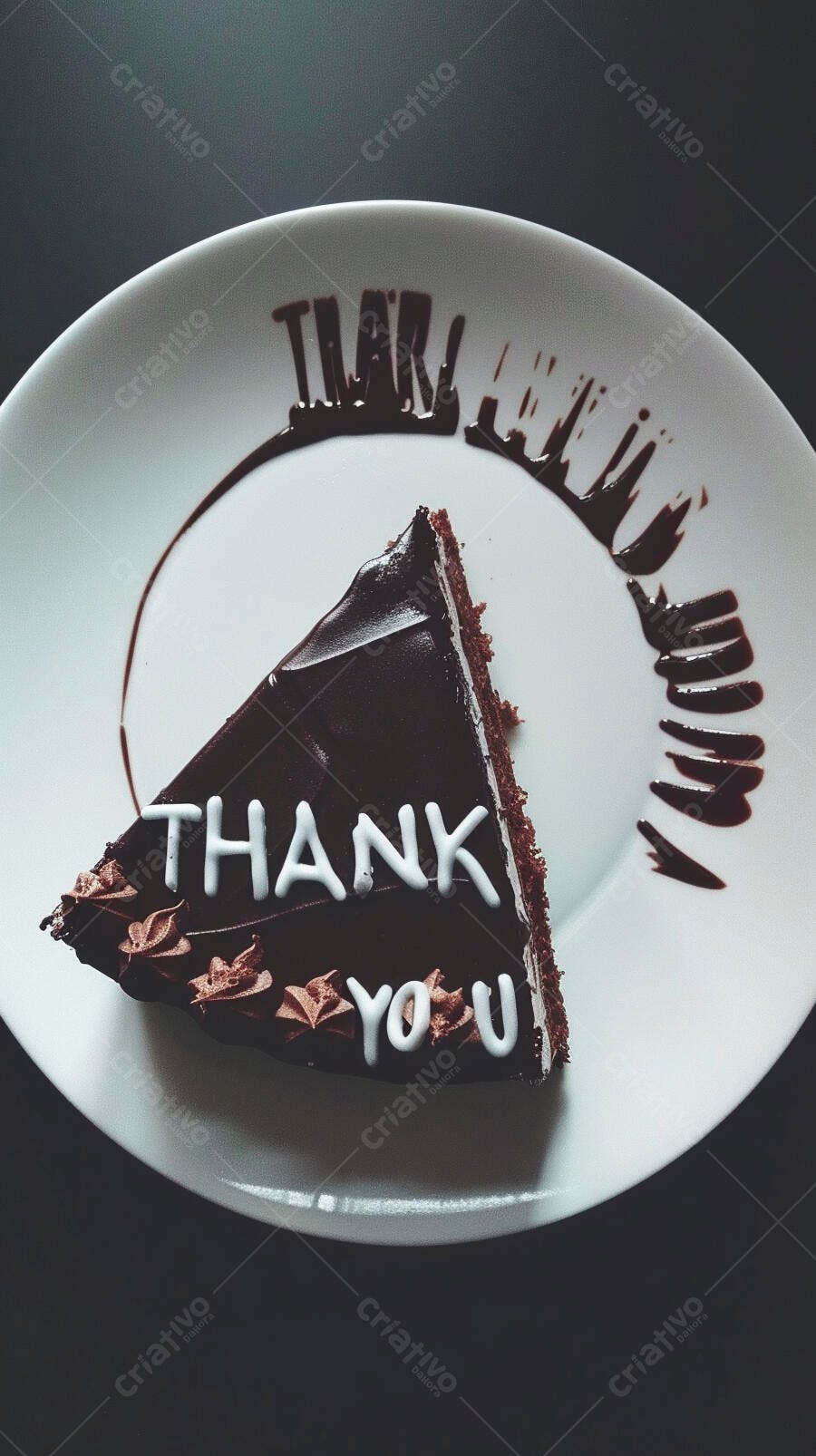Fatia de bolo de chocolate "Thank You" em prato branco sobre fundo escuro