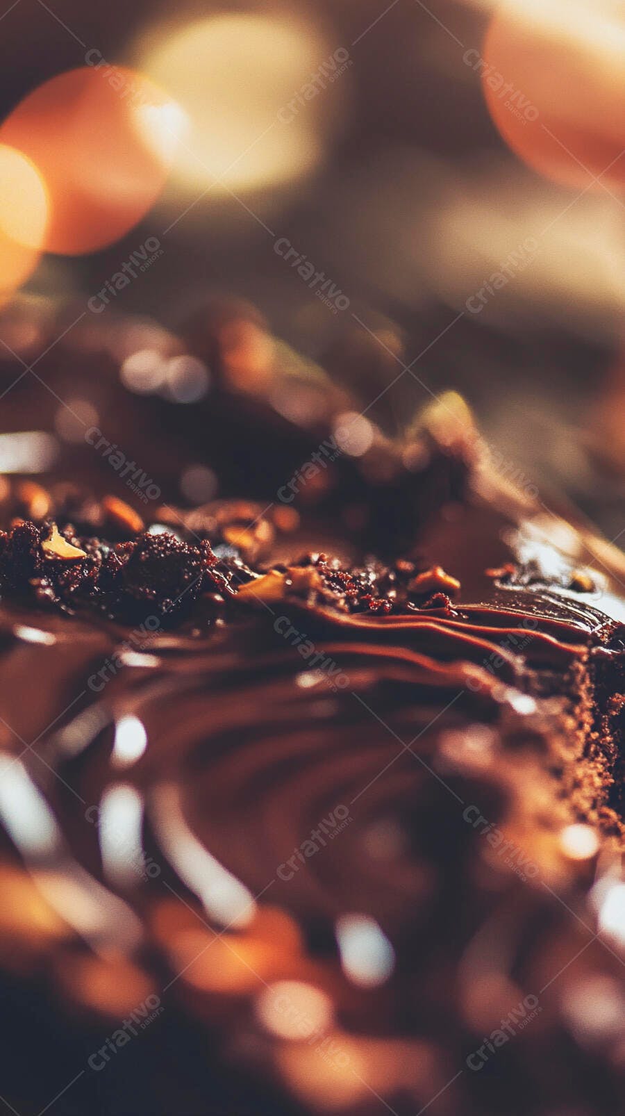 Bolo de chocolate decadente com cobertura brilhante e granulado em close-up