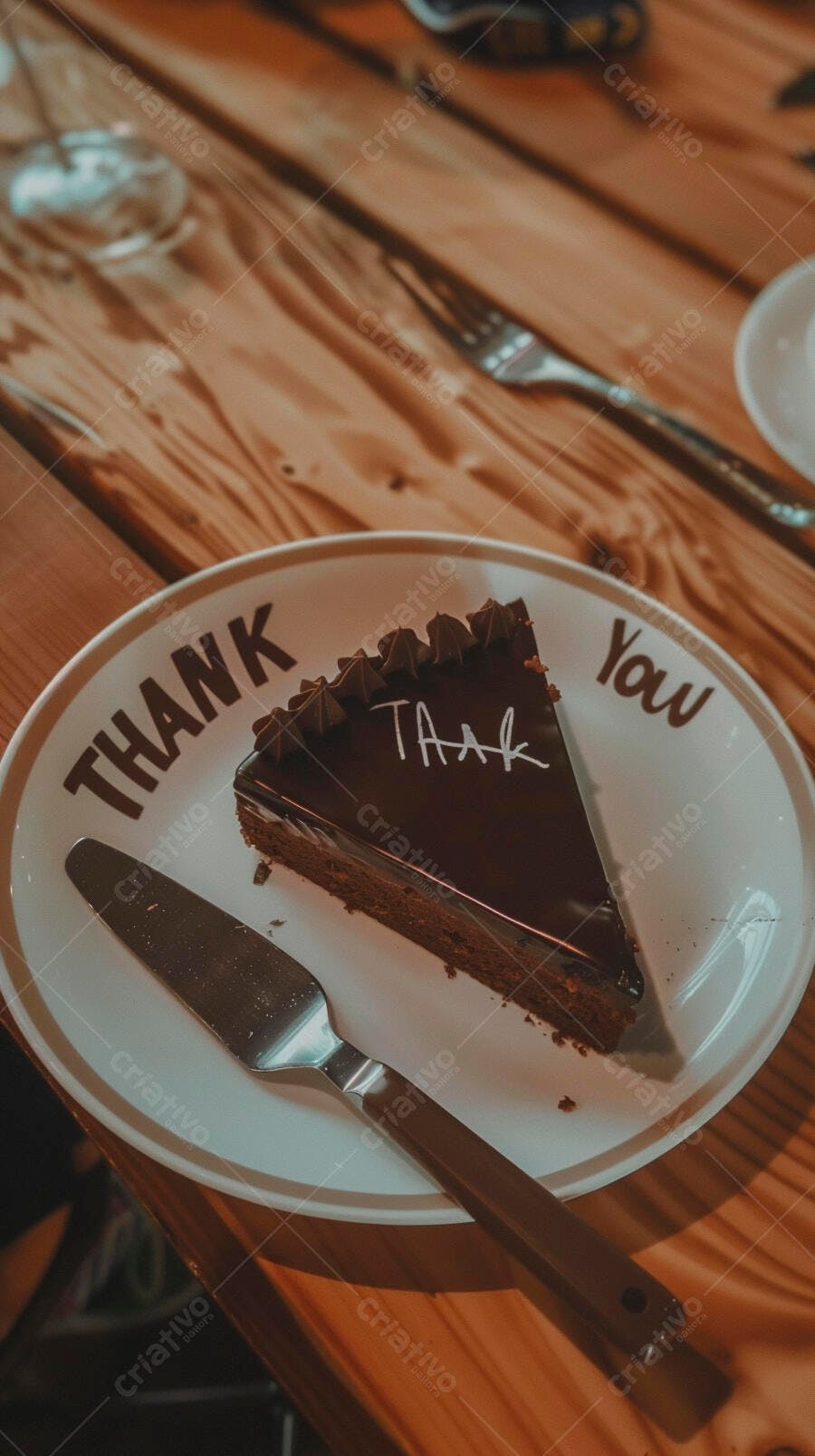 Fatia de bolo de chocolate em prato com "Thank You" em mesa de madeira rústica