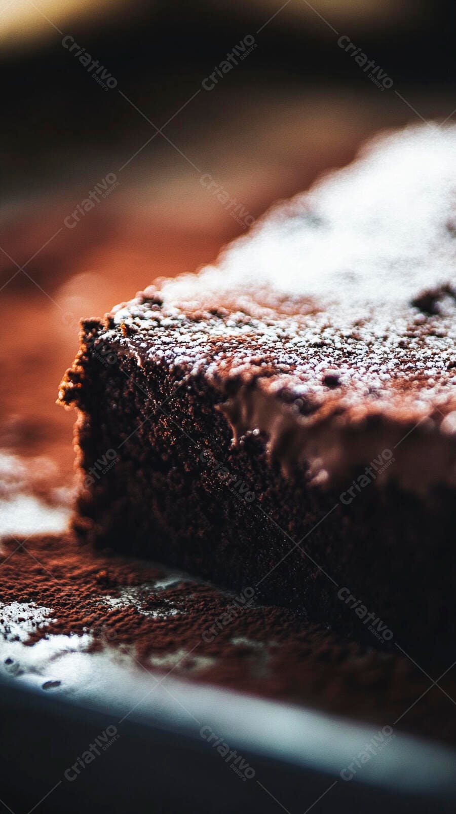 Bolo de chocolate com açúcar de confeiteiro em close-up escuro