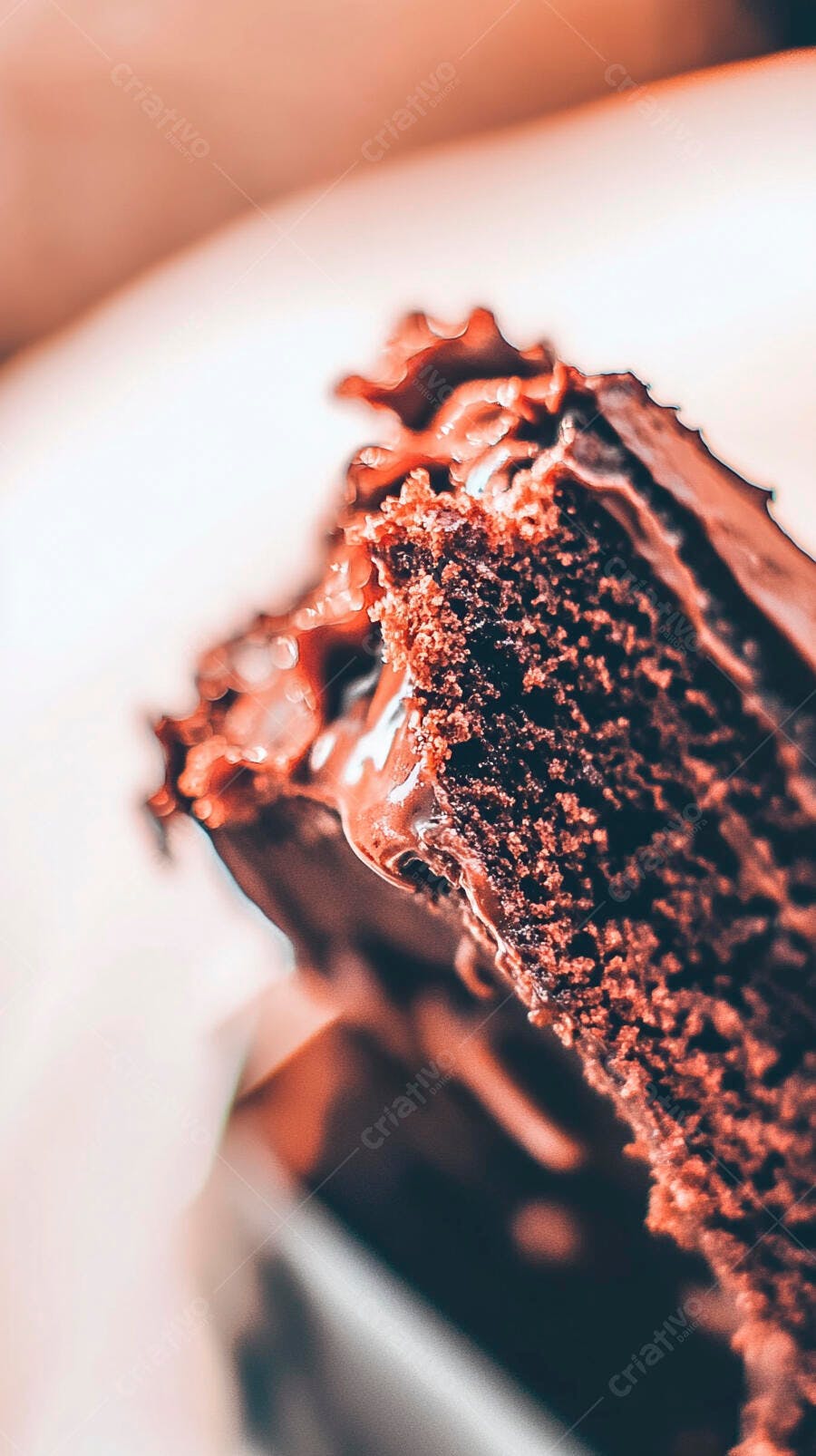 Fatia de bolo de chocolate decadente com calda cremosa escorrendo