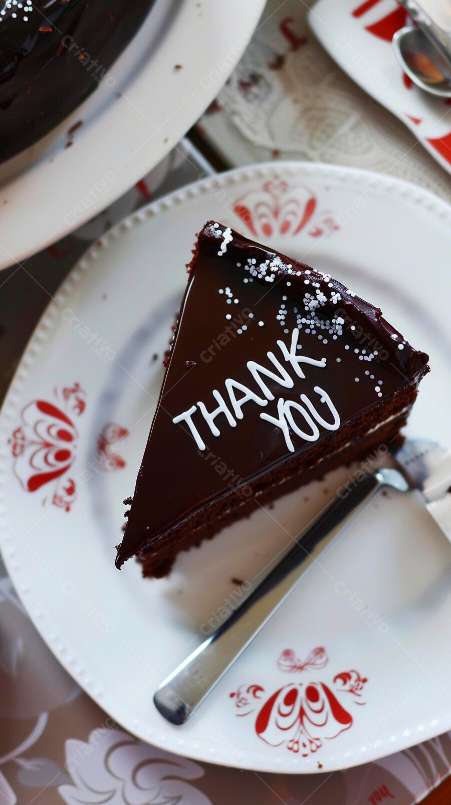 Fatia de bolo de chocolate com "Thank You" em prato decorado