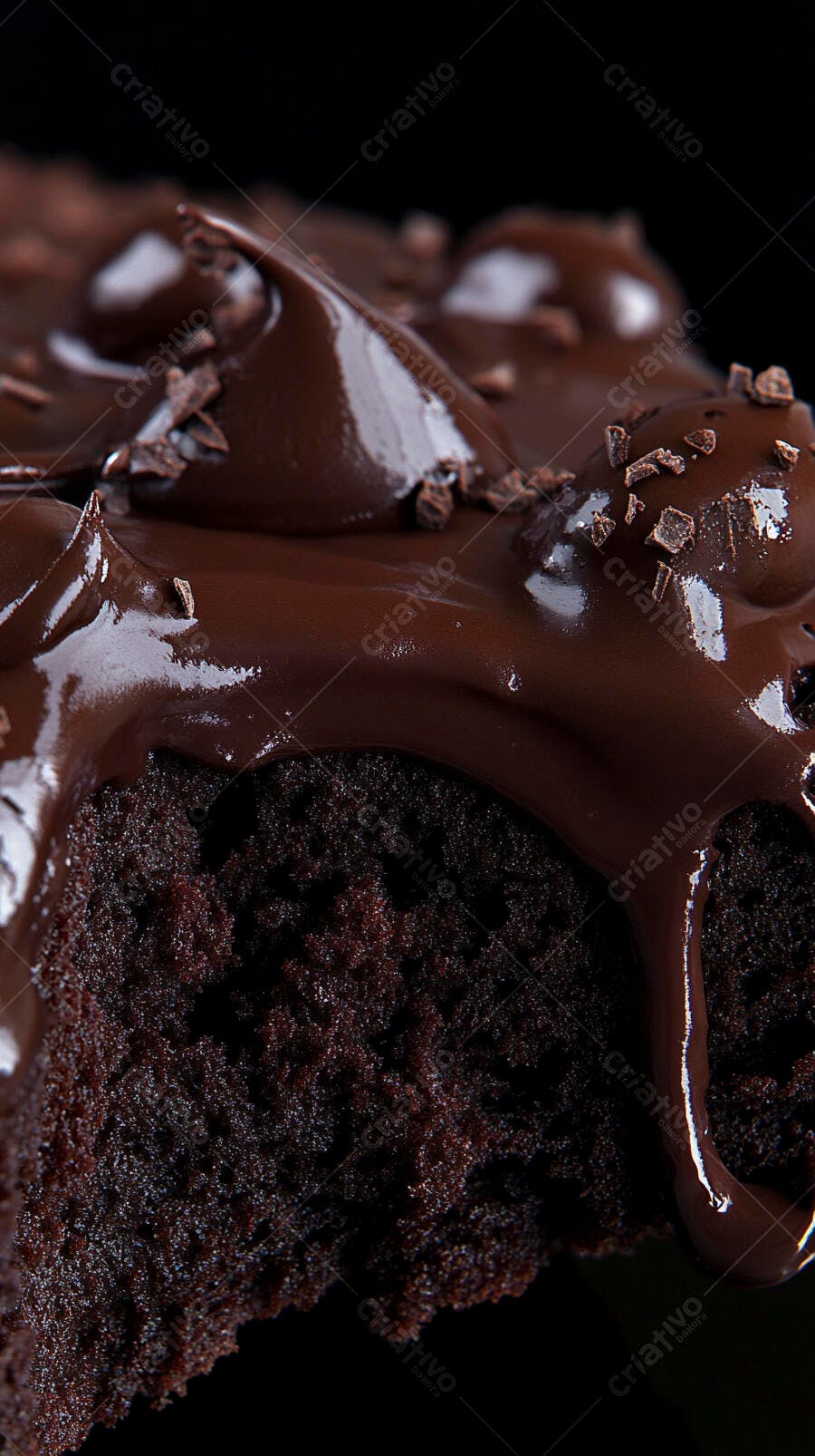 Bolo de chocolate escuro com cobertura brilhante escorrendo e granulado crocante