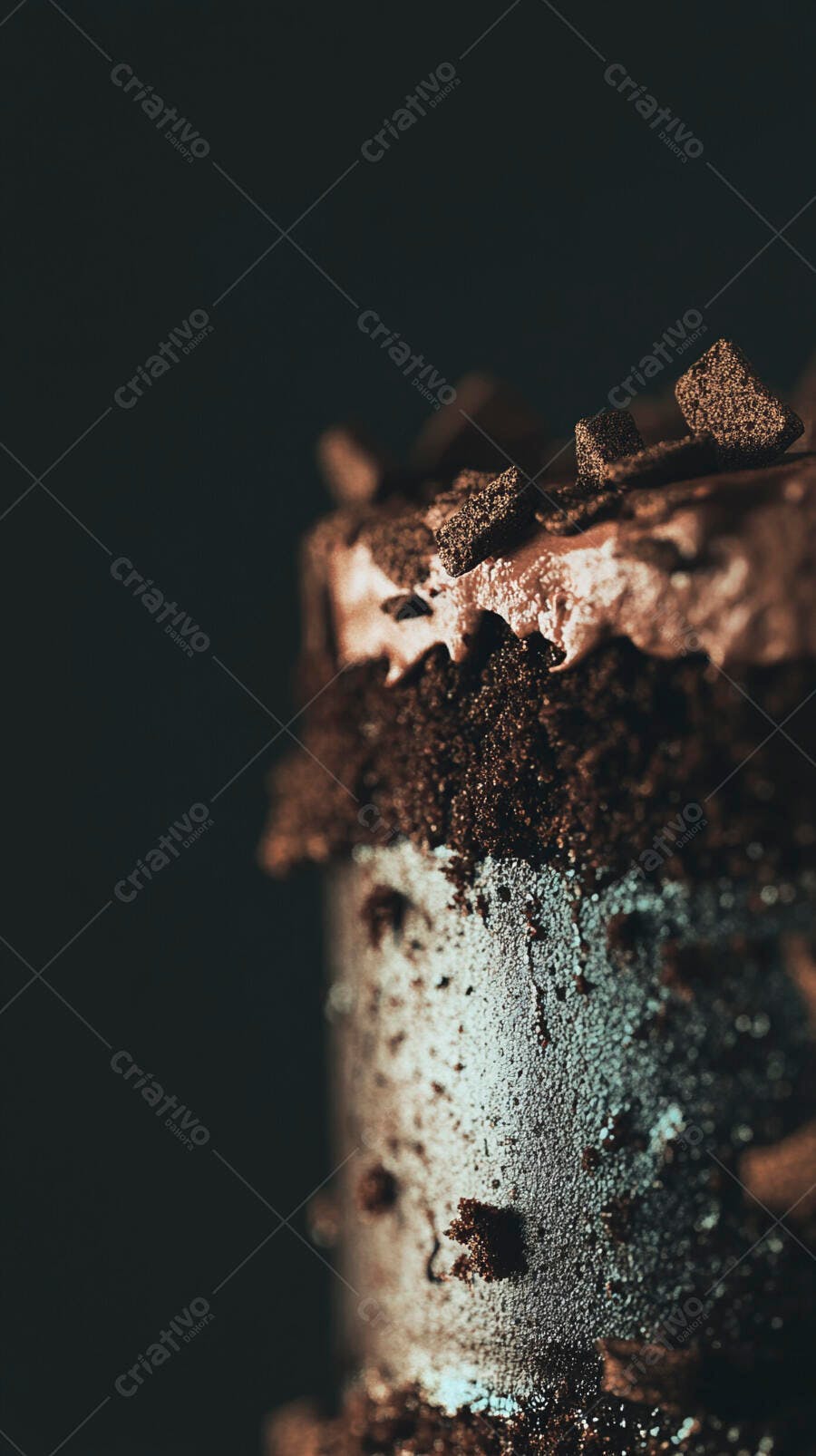 Bolo de chocolate decadente com cobertura e granulado esfarelado
