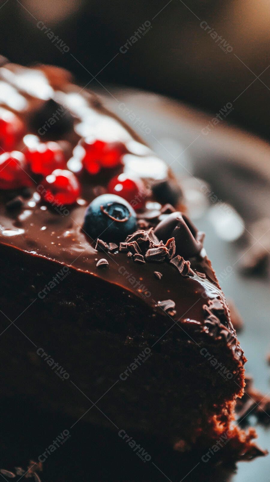 Fatia de bolo de chocolate com calda mirtilo e frutas vermelhas