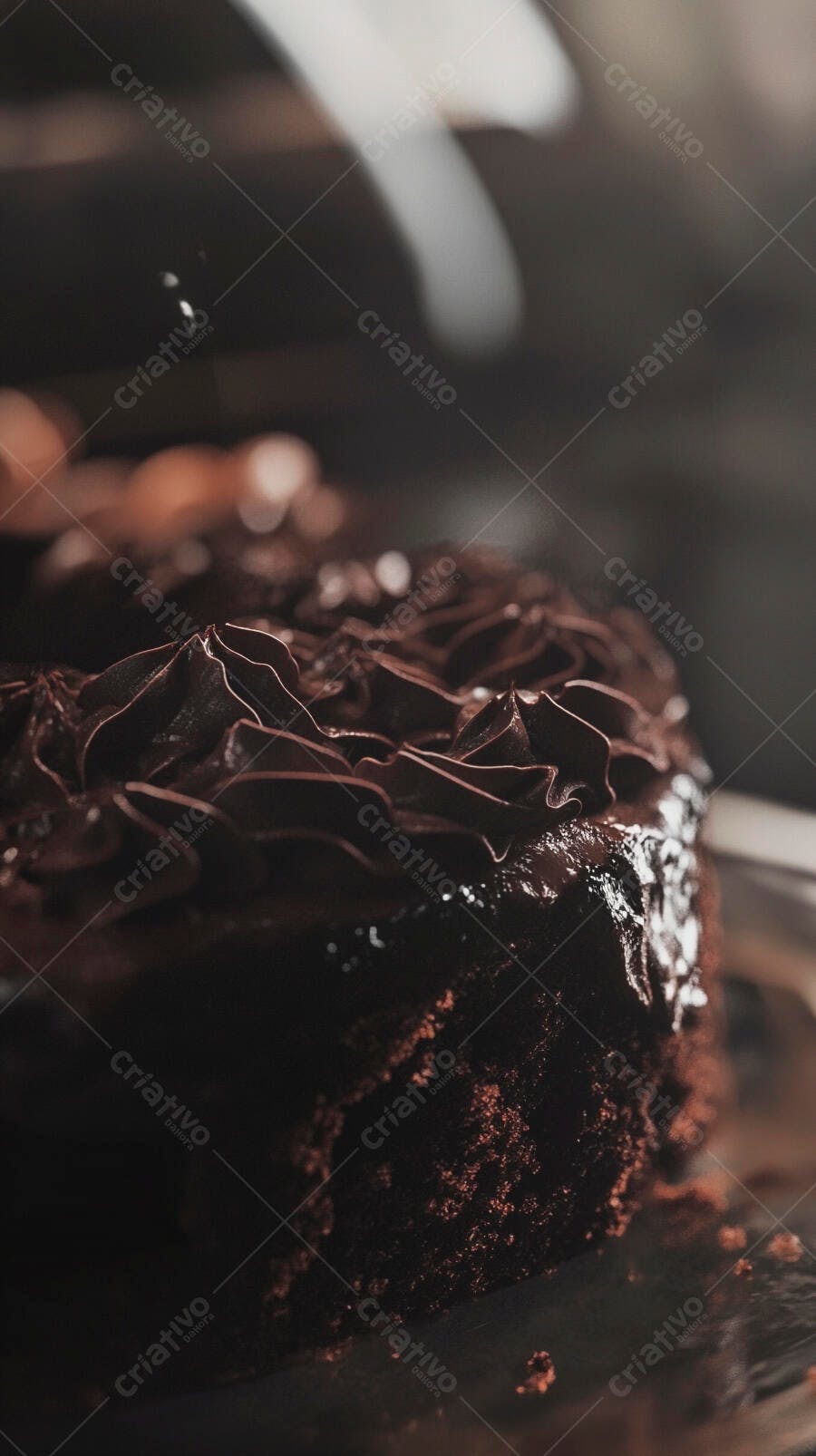 Bolo de chocolate decadente com cobertura cremosa escura e brilho sedutor