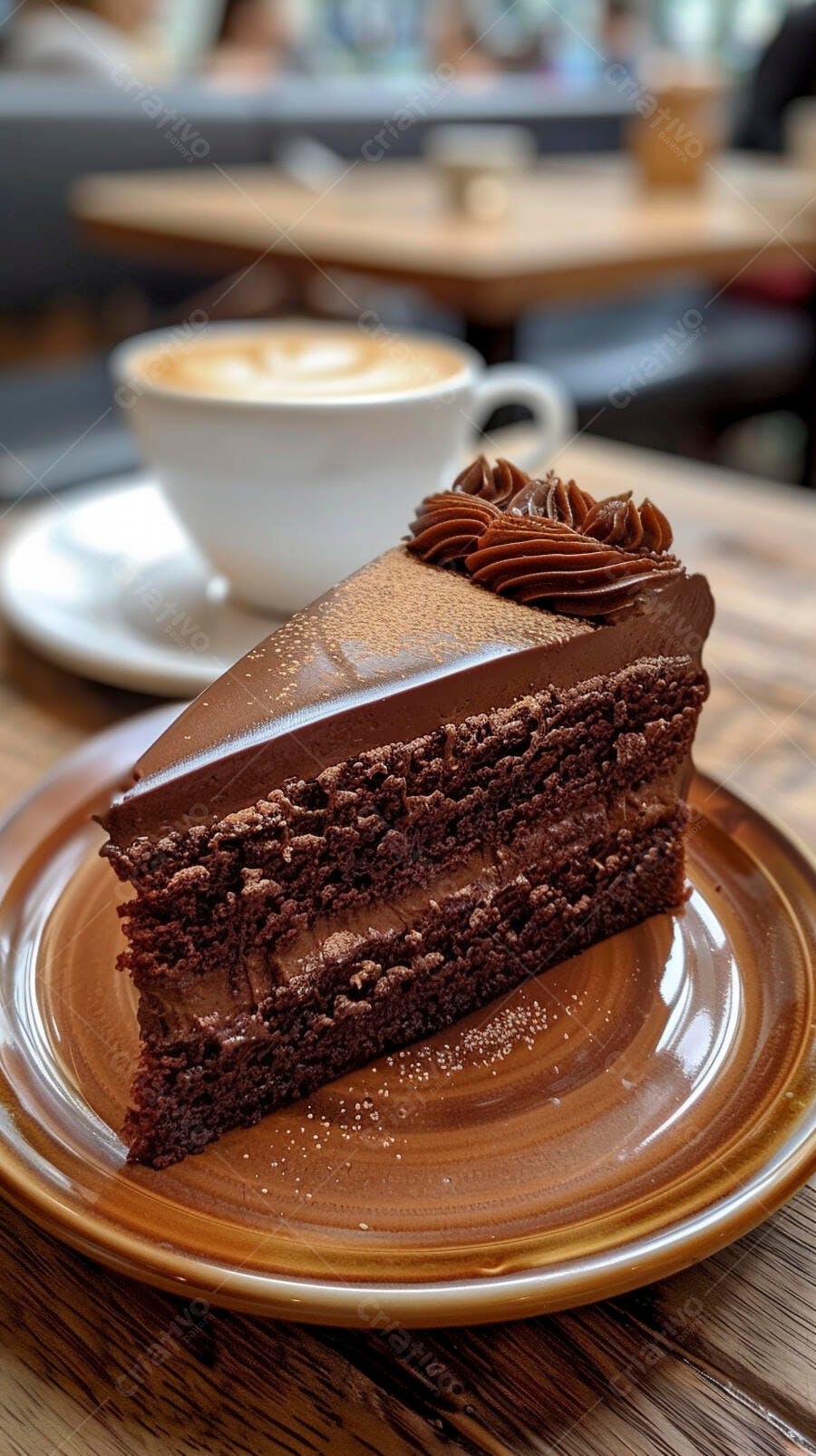 Bolo de chocolate cremoso com café em cafeteria aconchegante