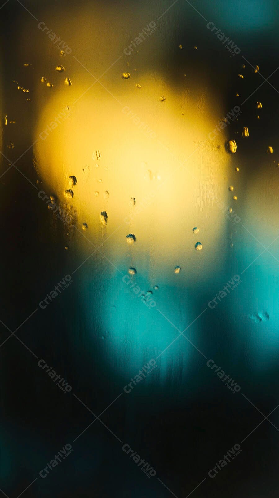 Gotas de água em vidro molhado com luzes amarelas e azuis em bokeh noturno