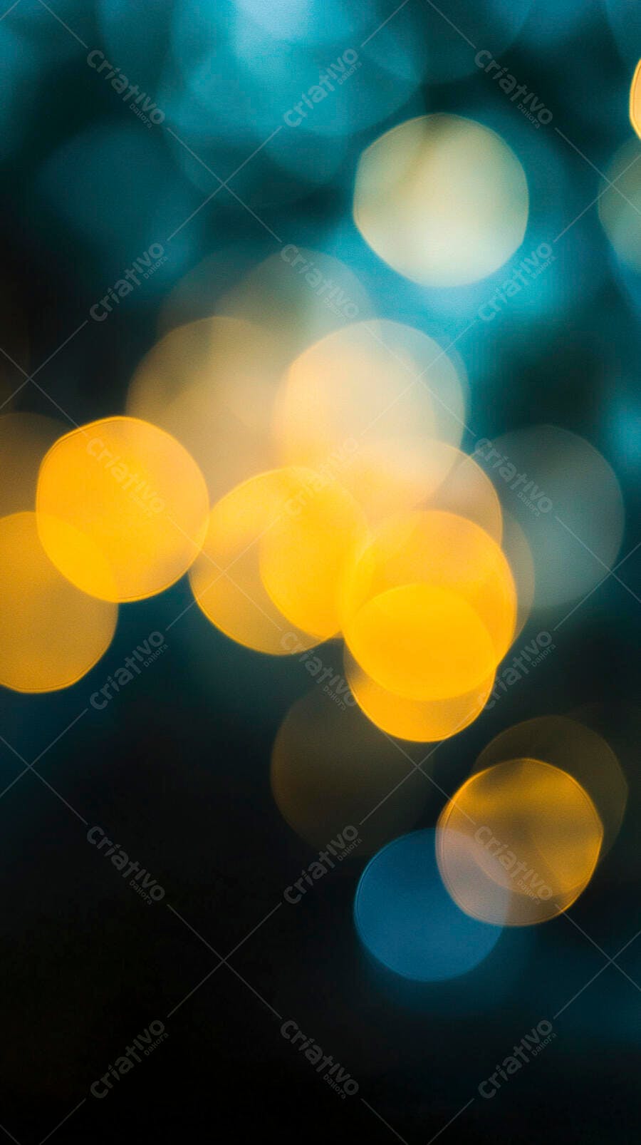 Luzes bokeh amarelas e azuis em fundo escuro abstrato noturno