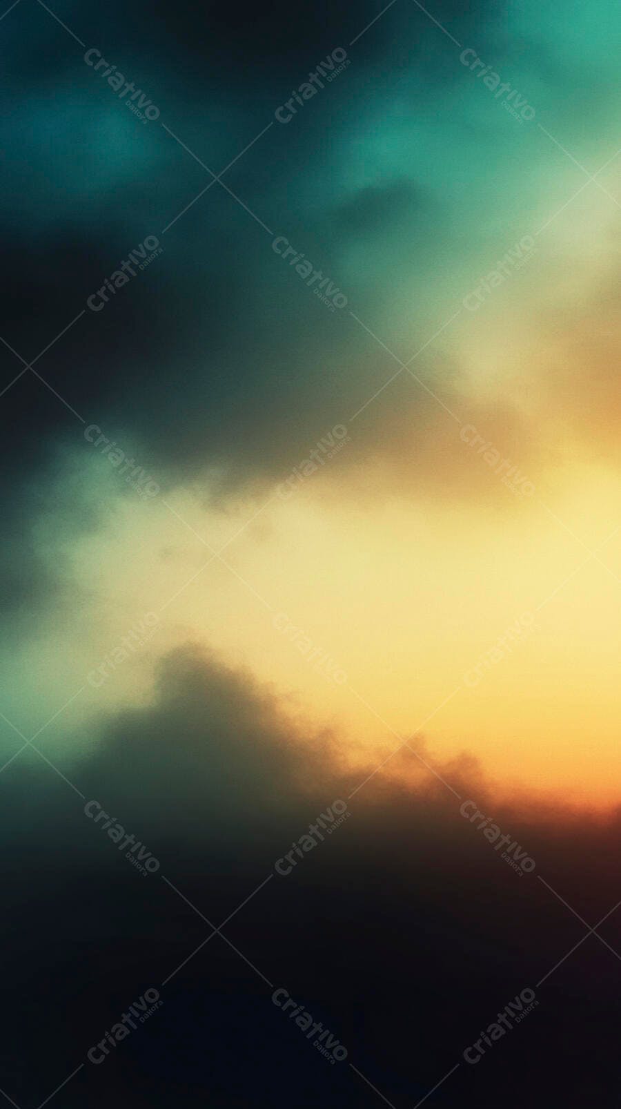 Gradiente abstrato de nuvens verde-azulado e dourado no entardecer