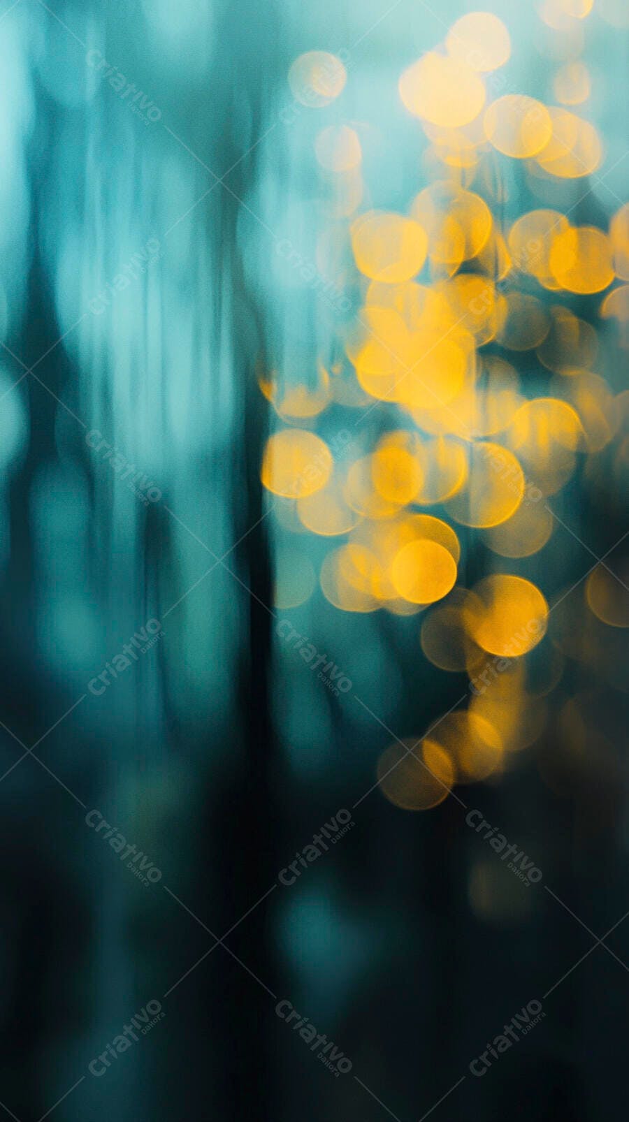 Luzes bokeh douradas em floresta noturna azul esverdeada