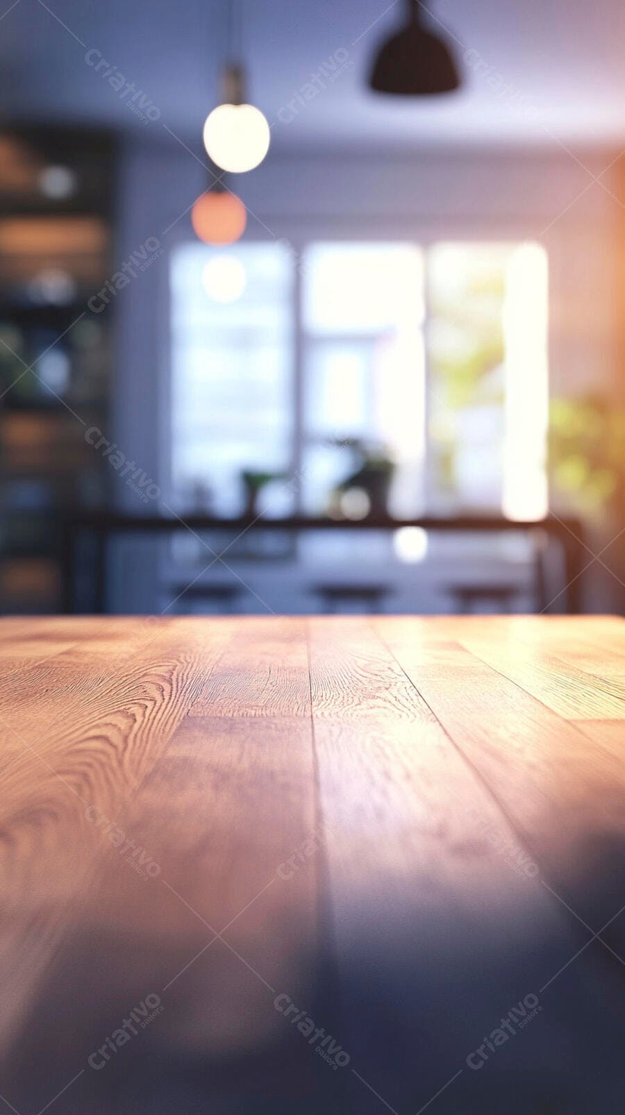 Mesa de madeira clara com fundo de cozinha desfocado e luz ambiente quente