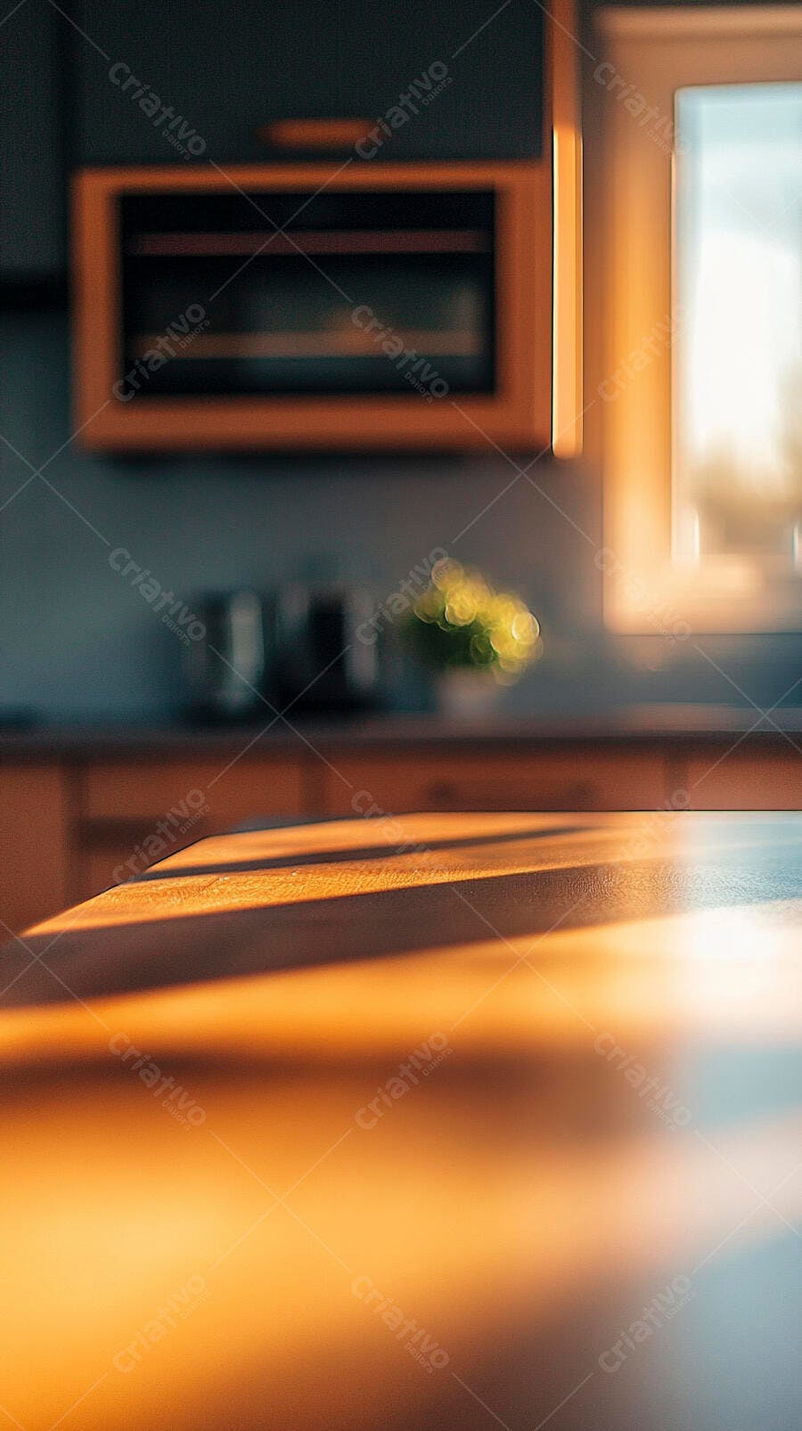 Bancada de cozinha de madeira iluminada por sol dourado da manhã