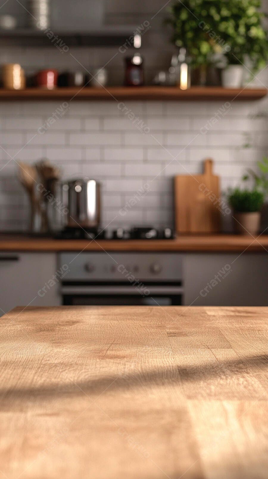 Bancada de madeira clara em cozinha moderna com luz natural