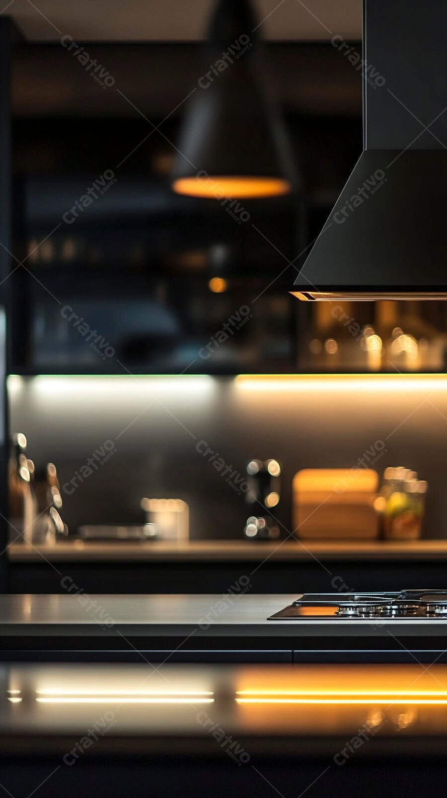 Cozinha moderna escura com iluminação ambiente quente e fogão embutido