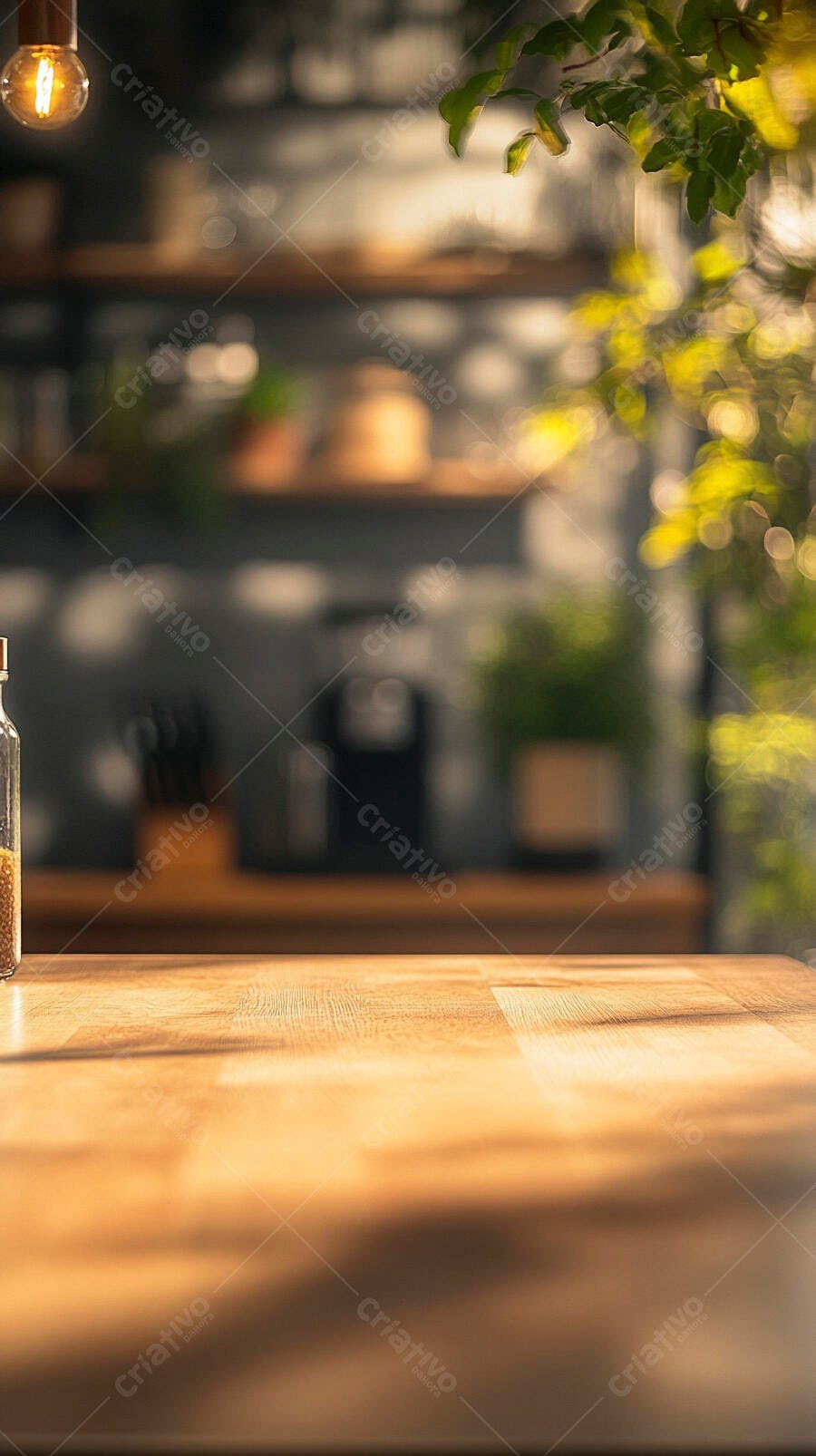 Mesa de madeira vazia na cozinha moderna com luz natural e plantas