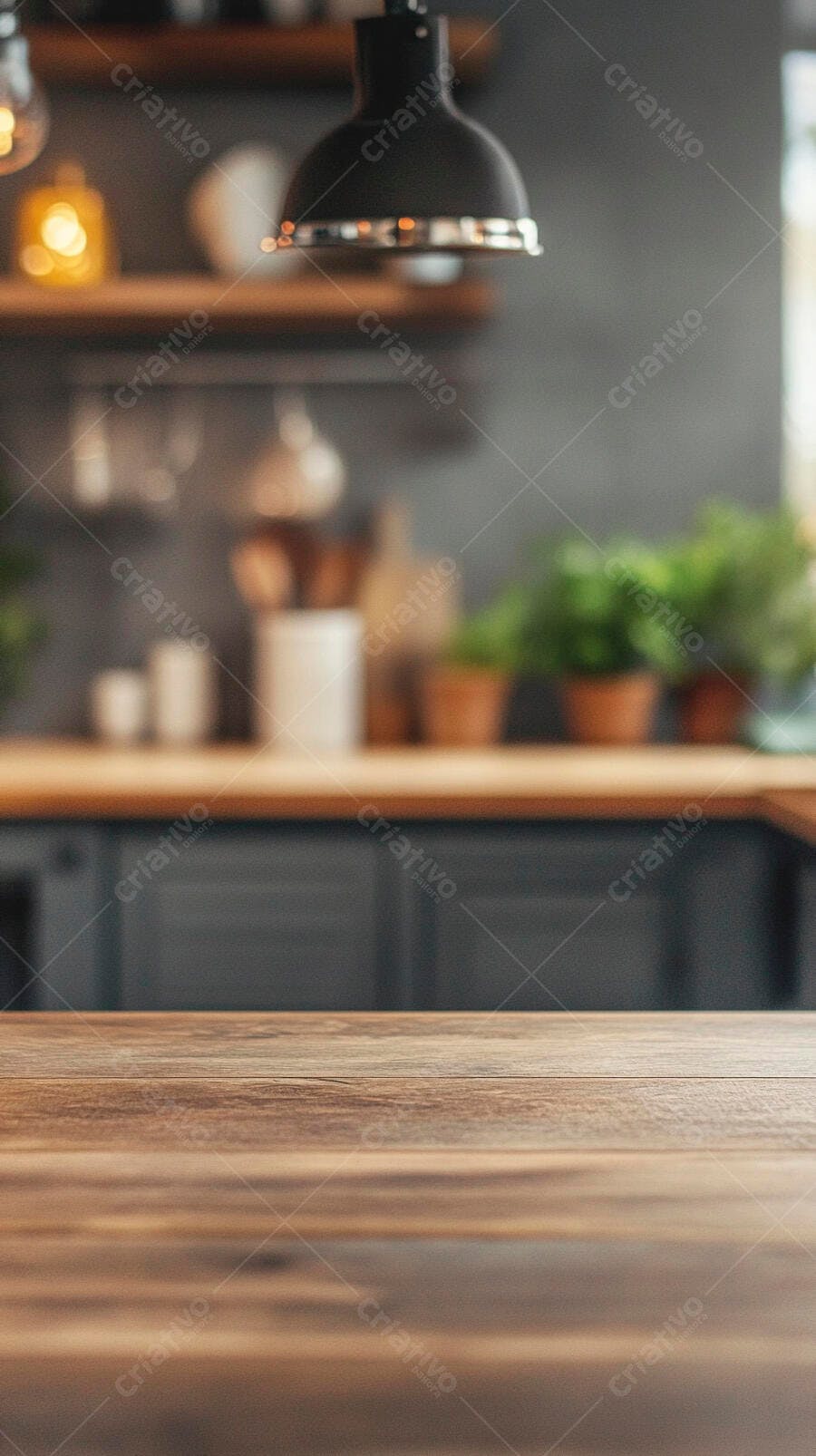 Bancada de madeira vazia em cozinha moderna com plantas e luz quente desfocada