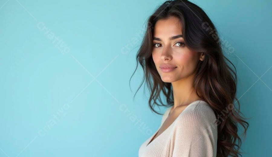 Mulher jovem latina sorrindo com cabelo escuro em fundo azul claro no estúdio